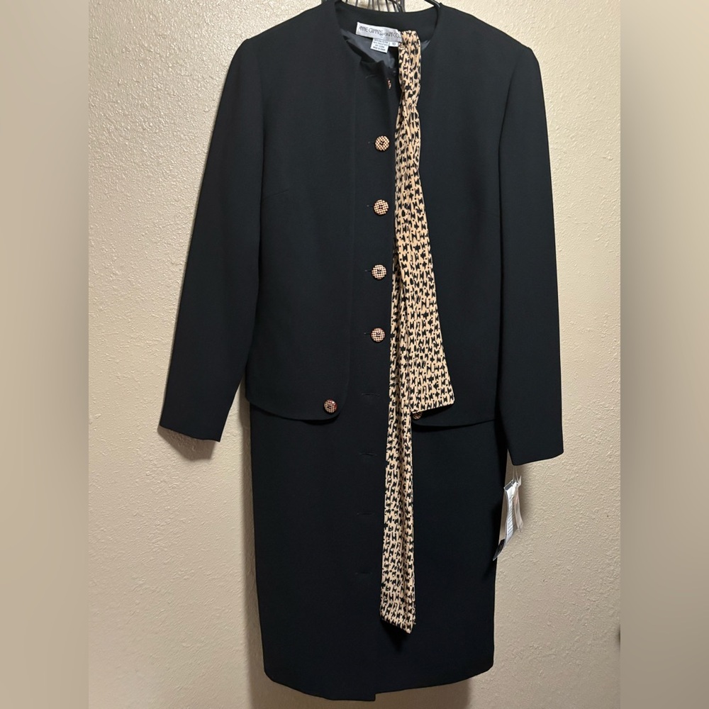 Elegant Black Midi Dress with Patterned Scarf